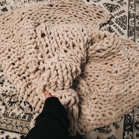 Chunky Hand-Knit Throw Blanket (SUPER SOFT + COZY) - Picture 5 of 5